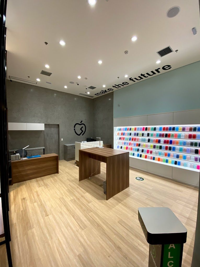 Ambiente interno da loja com estações de manutenção e estrutura de atendimento.