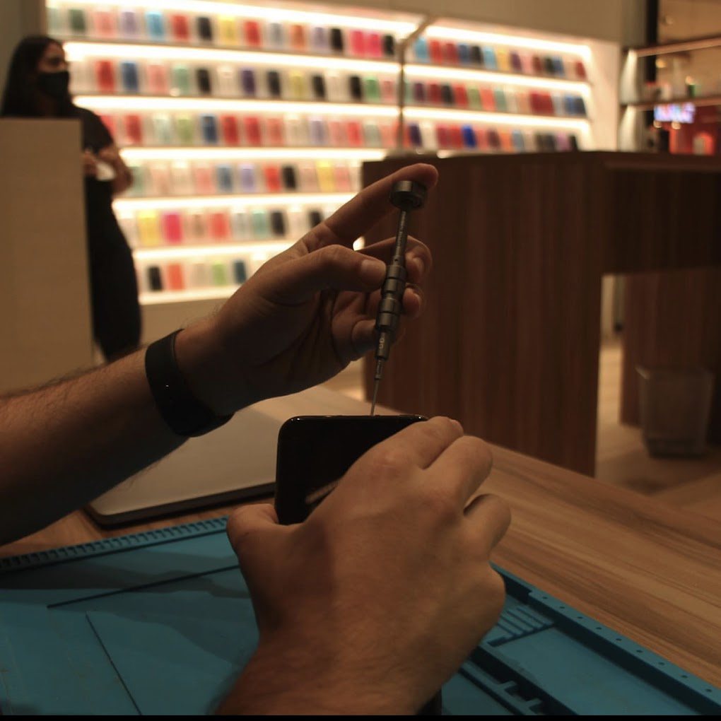 Técnico executando manutenção com ferramenta de precisão.